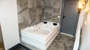 Studio, Jetted Tub | Premium bedding, Select Comfort beds, minibar, desk - Lizbonia Suite Otel (Istanbul)