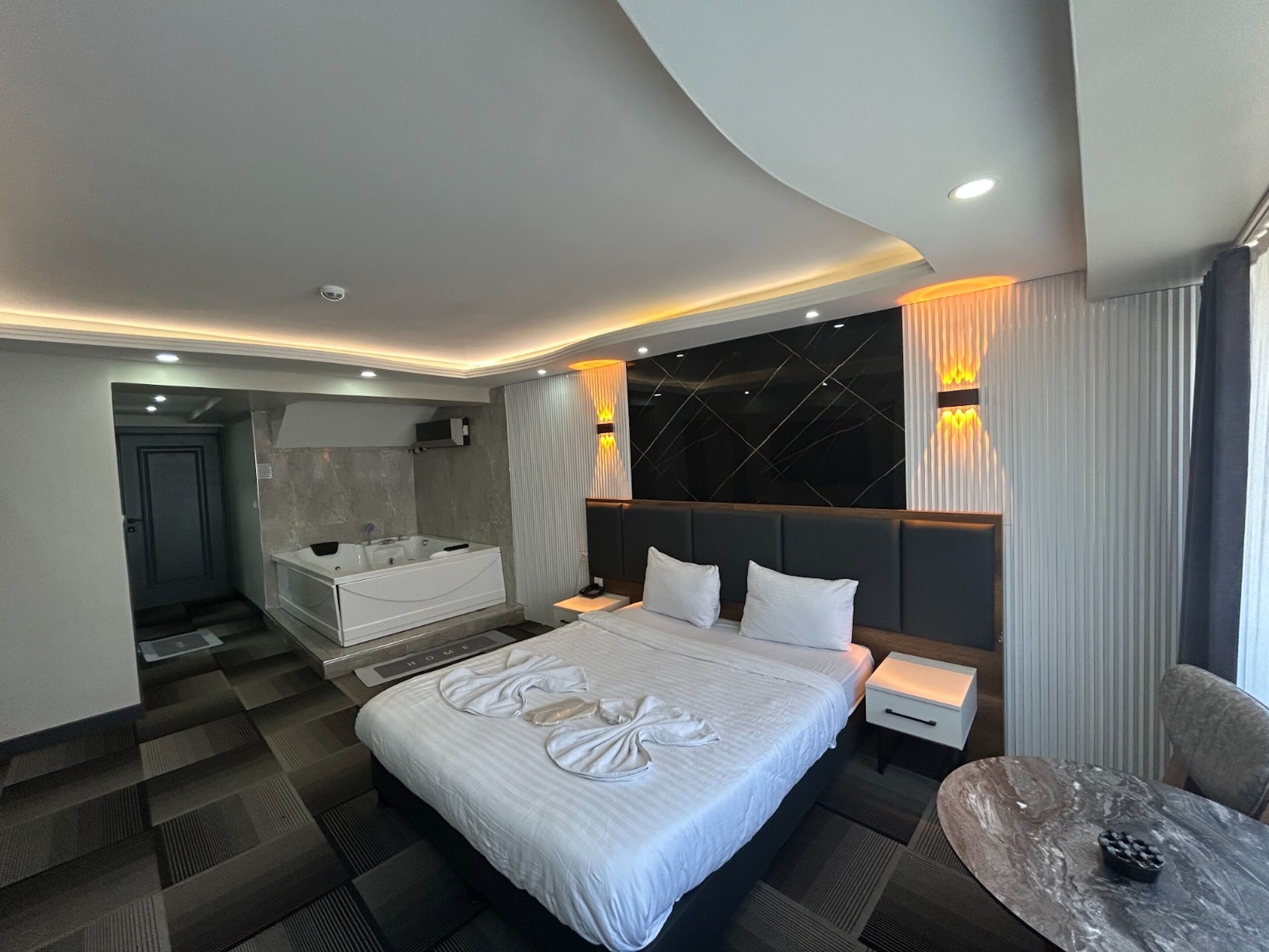 Room, 1 Bedroom, Hot Tub | Premium bedding, Select Comfort beds, minibar, desk