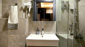 ห้องอีโคโนมีดับเบิล | ห้องน้ำ | ฝักบัว, เรนชาวเวอร์, ไดร์เป่าผม, ผ้าเช็ดตัว