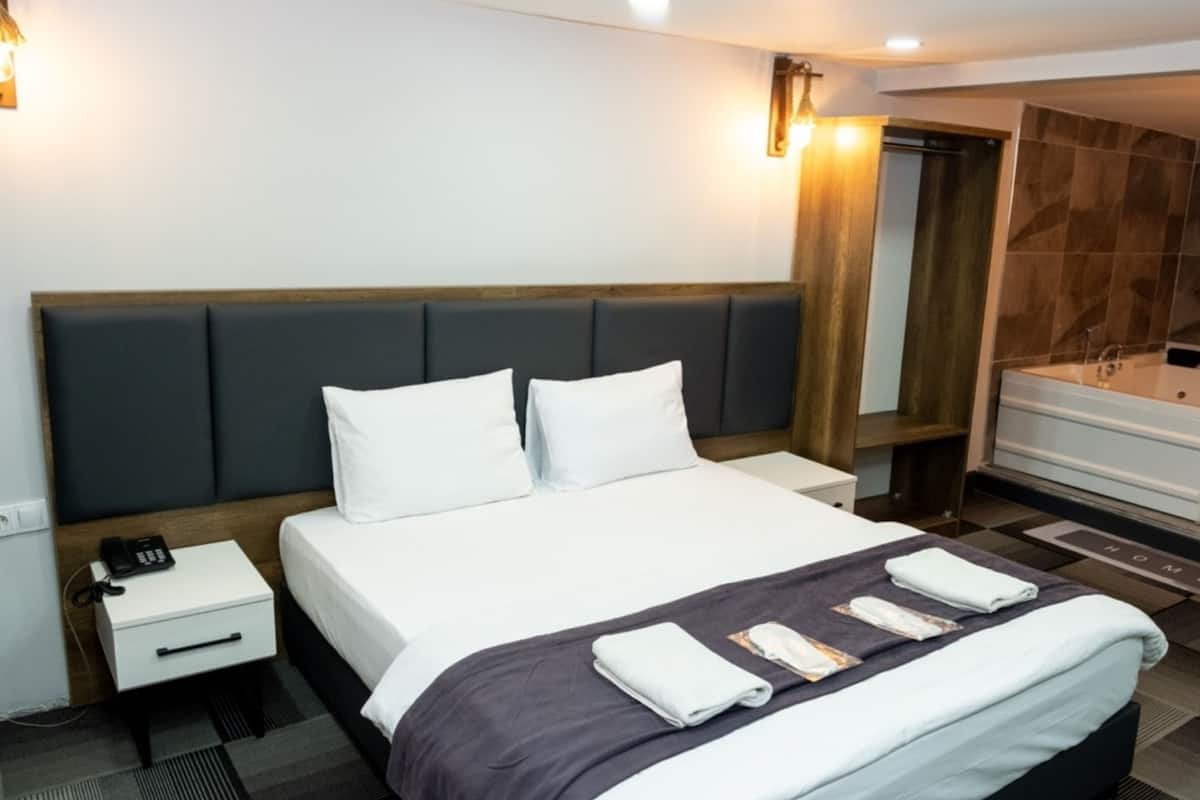 Studio, Jetted Tub | Premium bedding, Select Comfort beds, minibar, desk