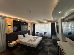 Room, 1 Bedroom, Hot Tub | Premium bedding, Select Comfort beds, minibar, desk