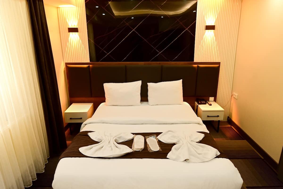 Family Room, Multiple Bedrooms, Hot Tub | Premium bedding, Select Comfort beds, minibar, desk