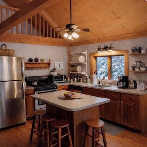 Fridge, microwave, oven, stovetop - The Great Escape!  (Wardsboro)