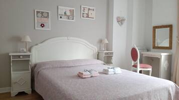 1 Schlafzimmer, Schreibtisch, Bügeleisen/Bügelbrett, Reisekinderbett