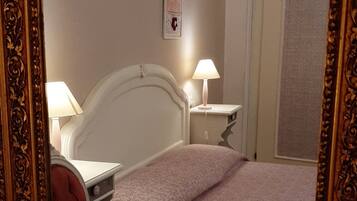 1 Schlafzimmer, Schreibtisch, Bügeleisen/Bügelbrett, Reisekinderbett