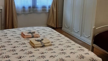 1 dormitori, escriptori i planxa i posts de planxar