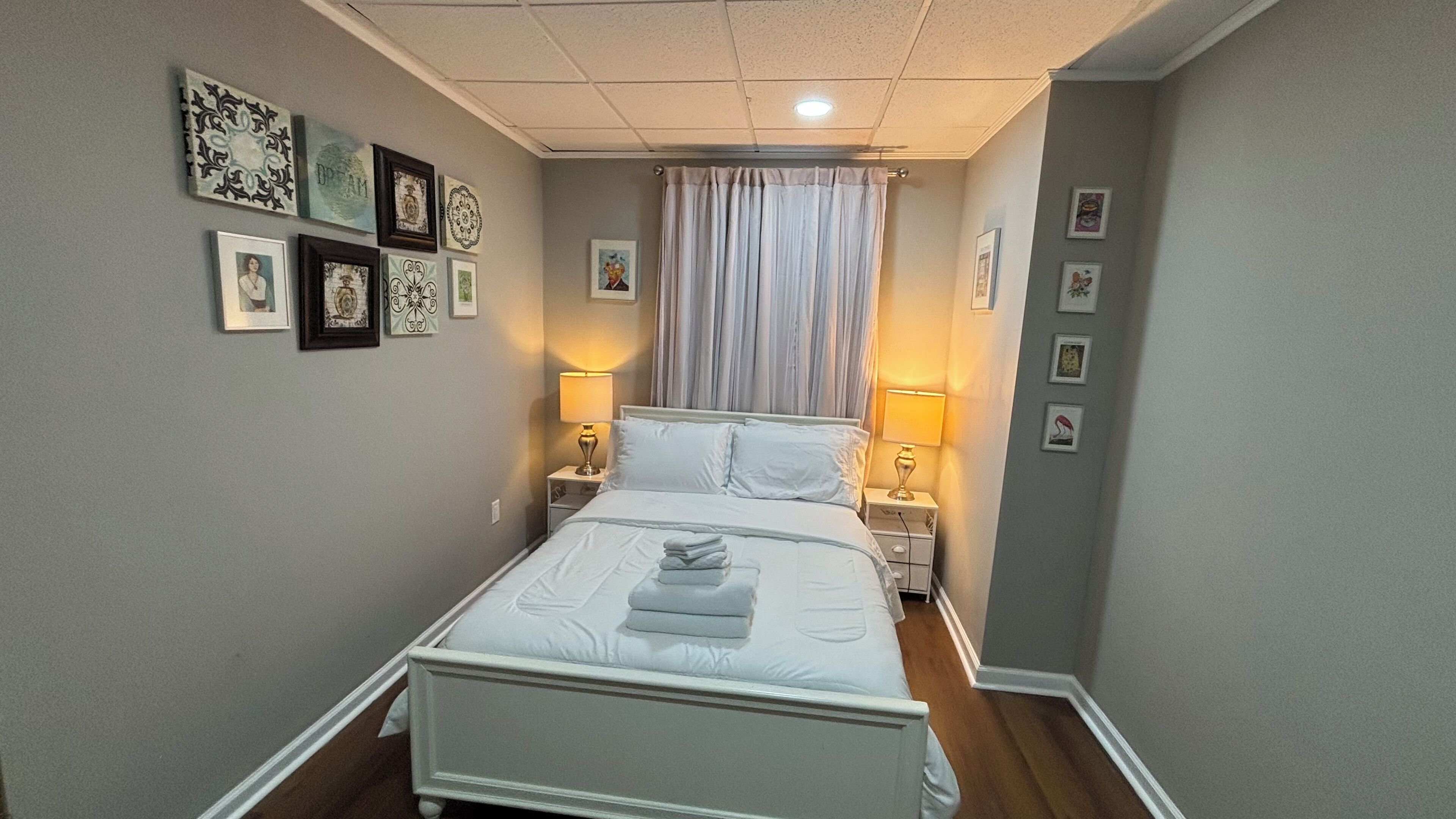 2 habitaciones, escritorio, tabla de planchar con plancha y wifi gratis 