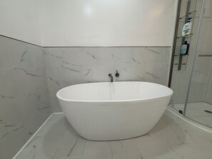 Haartrockner, Handtücher, Seife, Shampoo