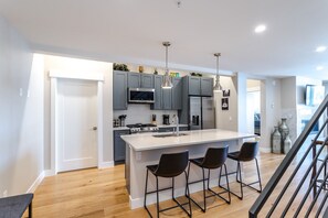 Réfrigérateur, micro-ondes, plaque de cuisson, lave-vaisselle