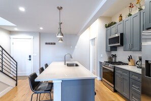 Fridge, microwave, stovetop, dishwasher