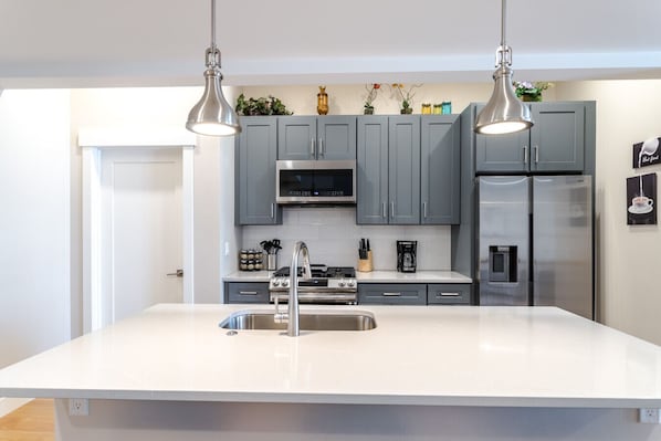 Réfrigérateur, micro-ondes, plaque de cuisson, lave-vaisselle