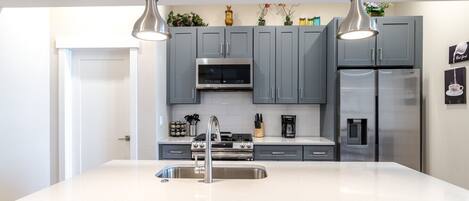 Fridge, microwave, stovetop, dishwasher