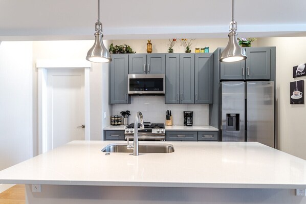 Frigorífic, microones, placa de cuina i rentaplats 