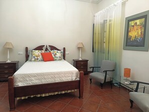 2 habitaciones, escritorio y tabla de planchar con plancha 