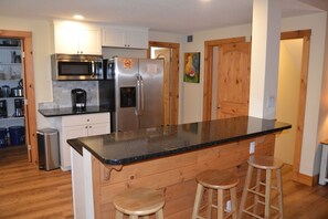 Fridge, microwave, oven, stovetop - Locust Flats -  PET-FRIENDLY MOUNTAIN  Cabin =  Decks-Views-Firepit (Franklin)