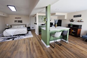 1 sovrum, skrivbord, strykjärn/strykbräda och gratis wi-fi