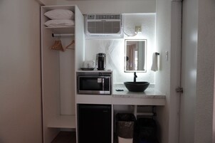 Espacio para trabajar con laptop y wifi gratis 