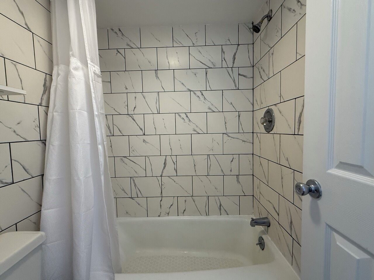 Classic Double Room | Bathroom | Combined shower/bathtub, hair dryer, towels, soap