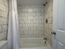 Habitación clásica doble | Baño | Ducha y bañera combinadas, secador de pelo, toallas y jabón