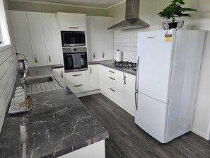 Een koelkast, een microgolfoven, een oven, een kookplaat