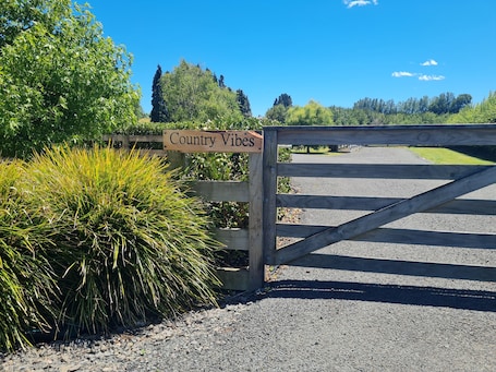 Property grounds. Peaceful Country Vibes - Close to Town