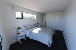 3 habitaciones, tabla de planchar con plancha, wifi y ropa de cama 