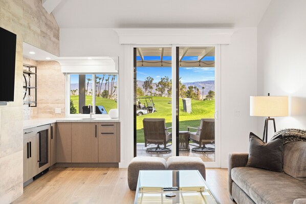 Smart TV, fireplace - Stunning 3-Bedroom Condo at Desert Falls CC (Palm Desert)