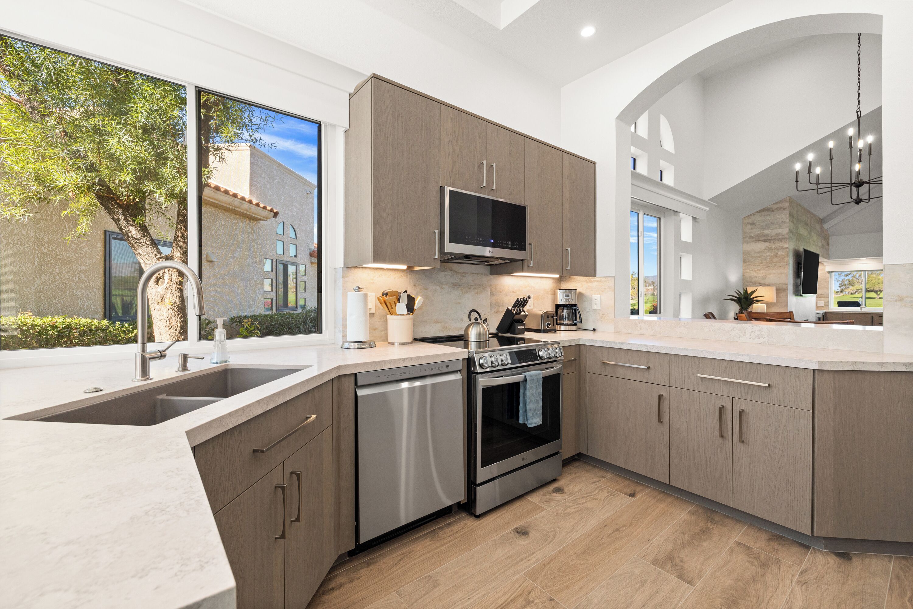 Micro-ondes, four, plaque de cuisson, lave-vaisselle