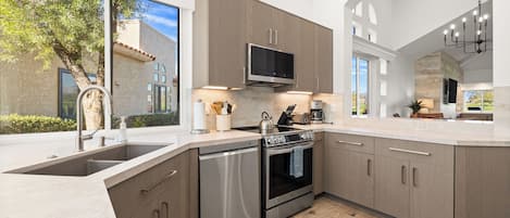 Microondas, horno, parrilla de estufa y lavavajillas