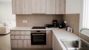 Een koelkast, een oven, een kookplaat, een koffiezetapparaat/waterkoker