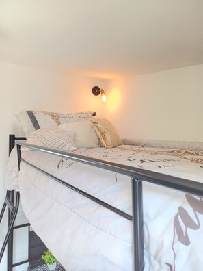 1 bedroom, desk, free WiFi, bed sheets