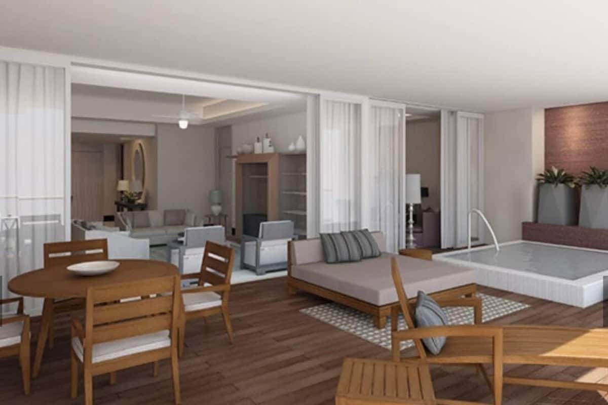 Uma sala de estar moderna com uma mesa de jantar de madeira, sofá e uma pequena área de piscina.