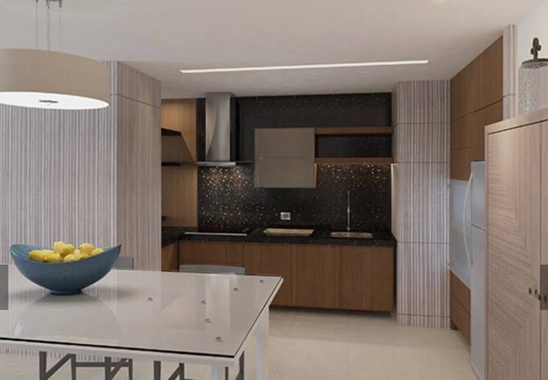 Een moderne keuken met een glazen tafel, een schaal fruit en houten kastjes.