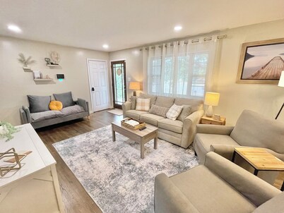 Charming, Trussville 4 Bedroom~ Peaceful Home!~Bham~Pet Friendly~UAB~barbers