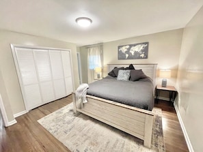 4 bedrooms, desk, iron/ironing board, travel crib - Charming, Trussville 4 Bedroom~ Peaceful Home!~Bham~Pet Friendly~UAB~barbers (Birmingham)