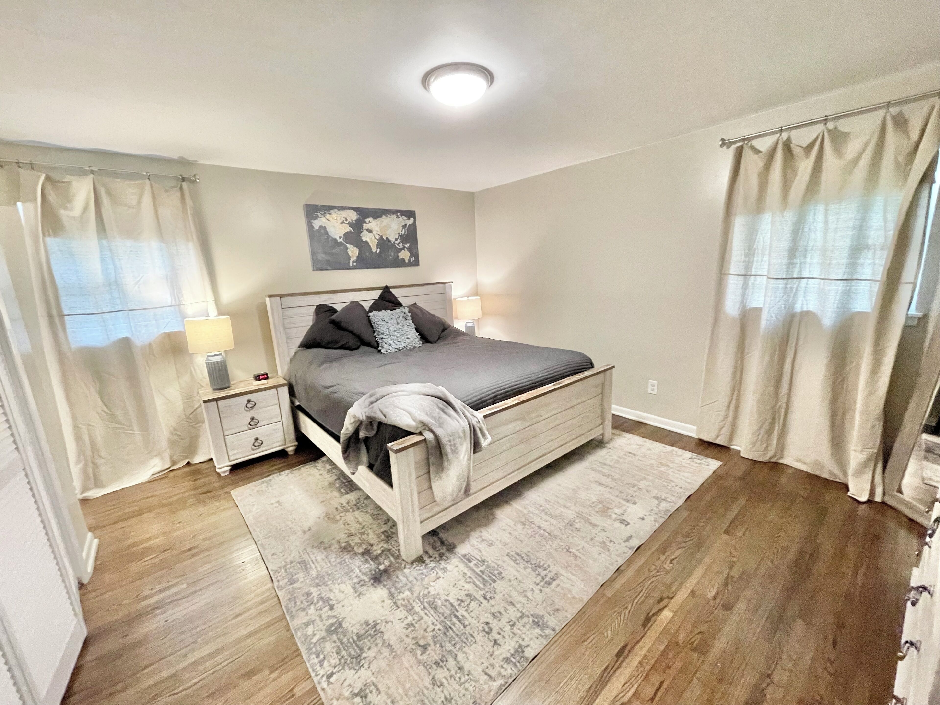 4 bedrooms, desk, iron/ironing board, travel crib