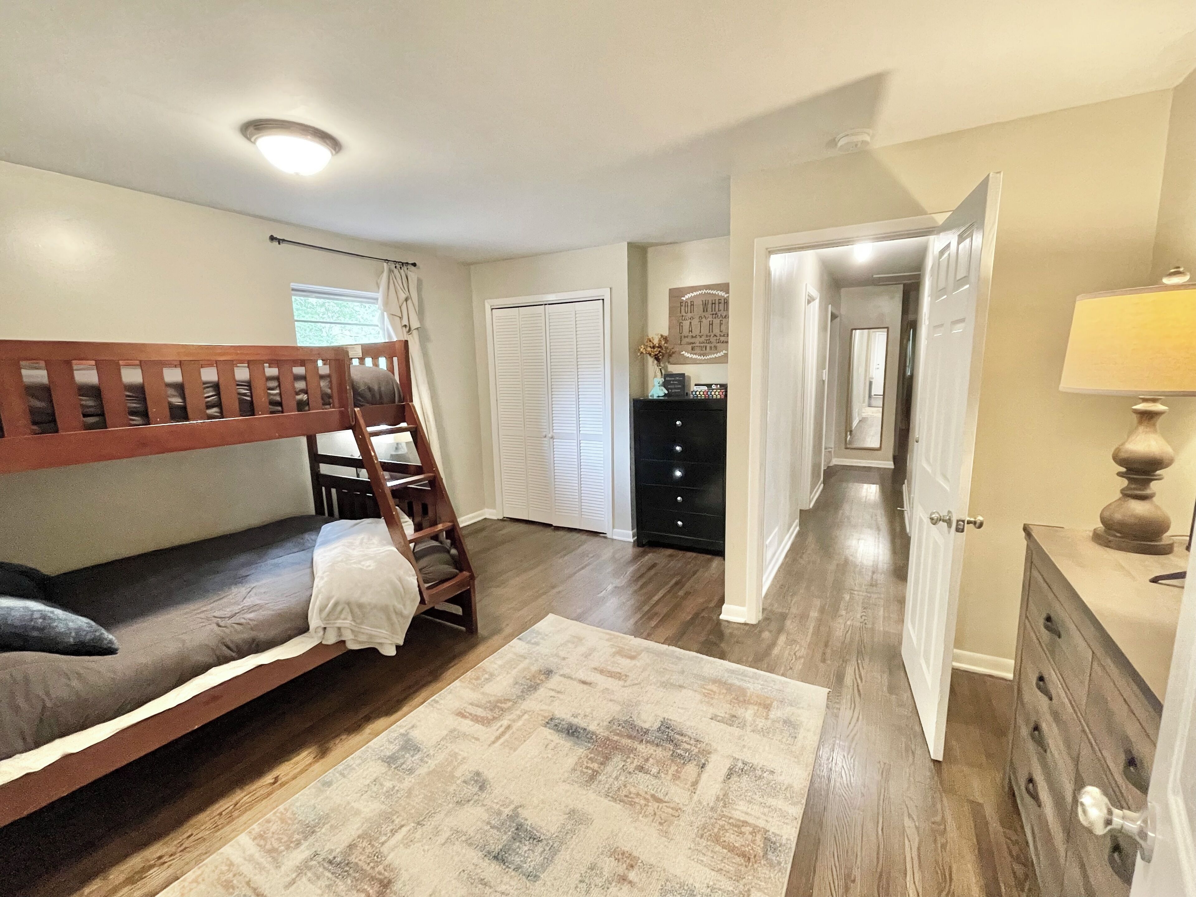 4 bedrooms, desk, iron/ironing board, travel crib