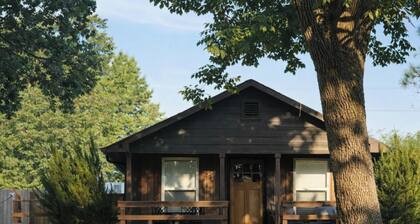 Portside Paradise updated cabin w hottub