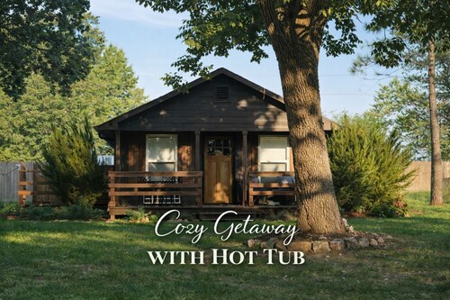 Portside Paradise updated cabin w hottub