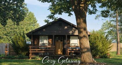 Portside Paradise updated cabin w hottub