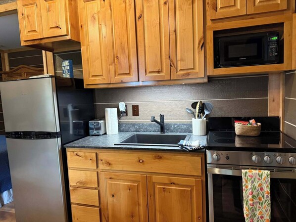 Kühlschrank, Mikrowelle, Ofen, Herdplatte