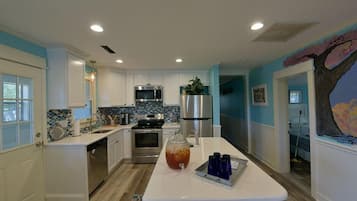 Kylskåp, mikrovågsugn, ugn och spishäll