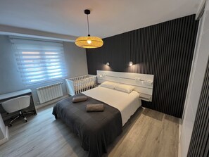 3 chambres, fer et planche à repasser, lit parapluie, Wi-Fi