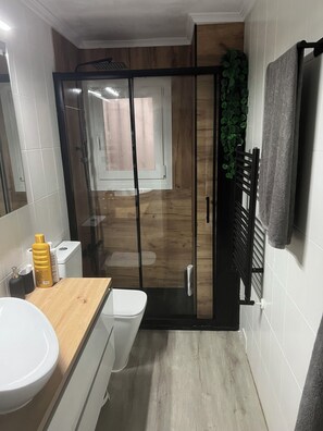 シャワー、ヘアドライヤー、タオル、石鹸