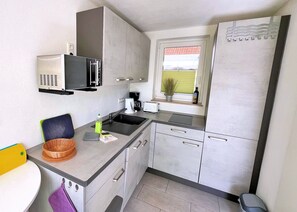 Réfrigérateur, micro-ondes, plaque de cuisson, lave-vaisselle