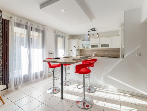 Mikrobølgeovn, ovn, kokeplater og oppvaskmaskin