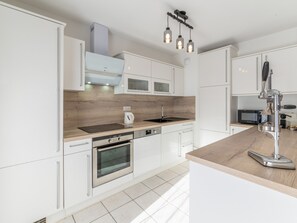 Mikrobølgeovn, ovn, kokeplater og oppvaskmaskin