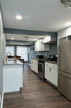 Kjøleskap, mikrobølgeovn, ovn og kokeplater