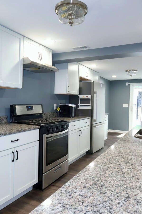 Kjøleskap, mikrobølgeovn, ovn og kokeplater