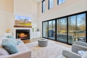 Smart-tv, een open haard, videospelletjes en een dvd-speler